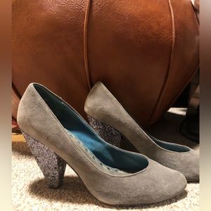 ⭐️Seychelles grey suede glitter heels ⭐️